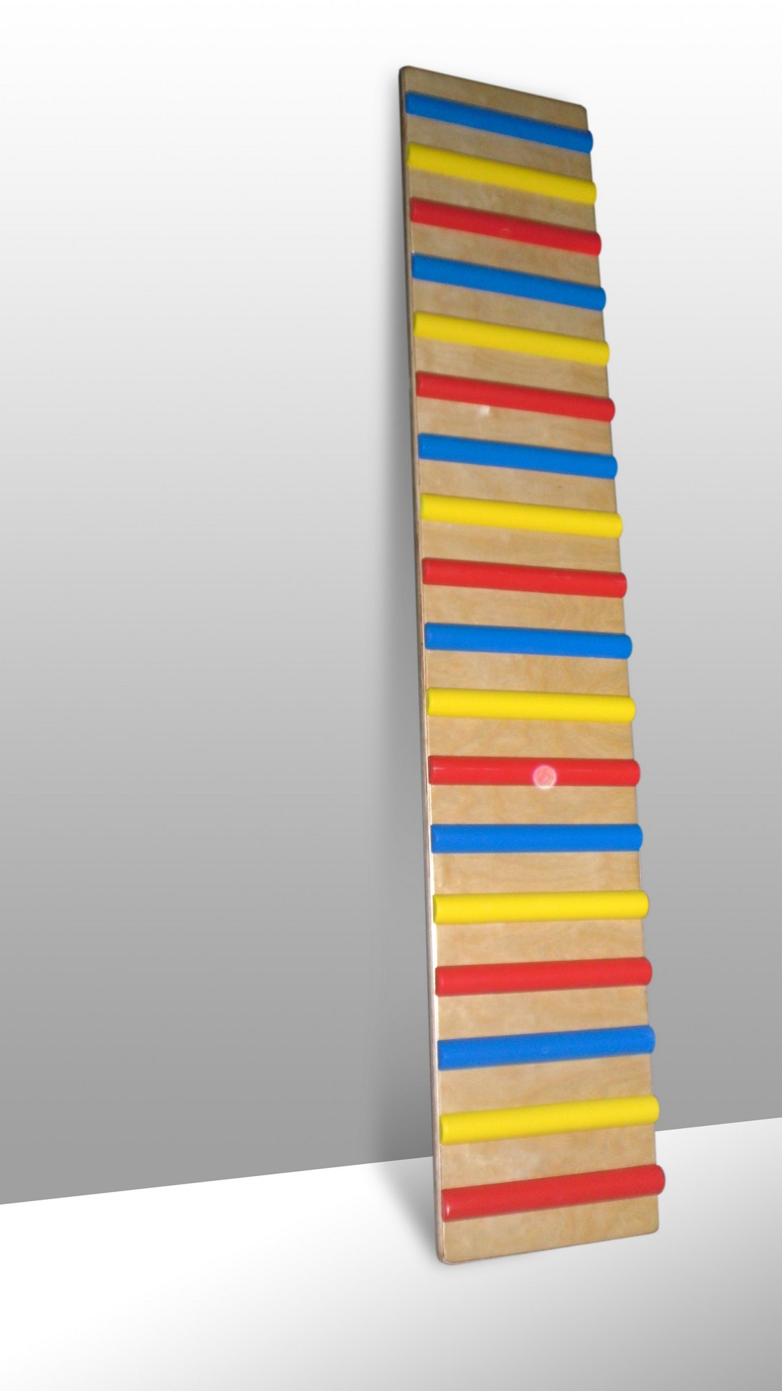 фото Доска наклонная навесная ребристая фси 1,6 м, дерево, с цветными рейками 9394