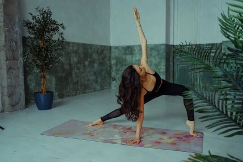 фото Коврик для йоги 185x68x0,4 см inex yoga pu mat полиуретан с принтом pumat-gil90 розовый мрамор с позолотой