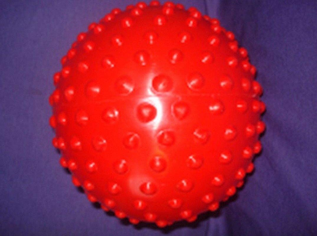 Японский шар с шипами 5. Мяч для ЛФК С шипами. Мяч ПВХ массажный с шипами упаковка. Шар с шипами. Резиновый шар с колючками.